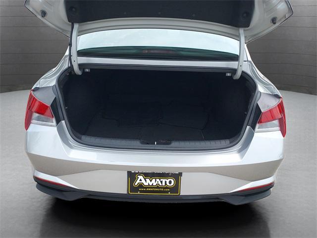 Photo of 2022 Shimmering Silver Pearl Hyundai ELANTRA