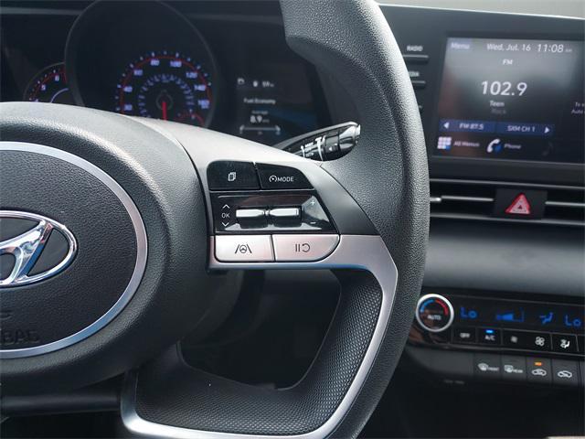 Photo of 2022 Shimmering Silver Pearl Hyundai ELANTRA