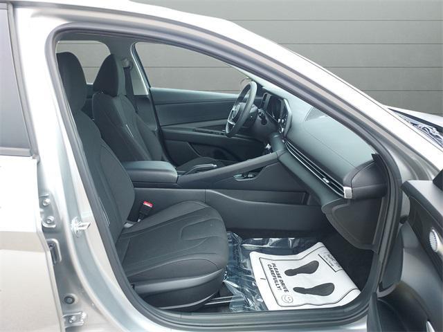 Photo of 2022 Shimmering Silver Pearl Hyundai ELANTRA
