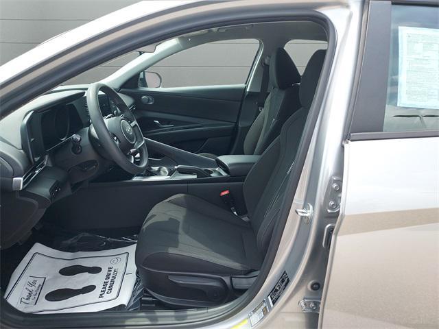 Photo of 2022 Shimmering Silver Pearl Hyundai ELANTRA
