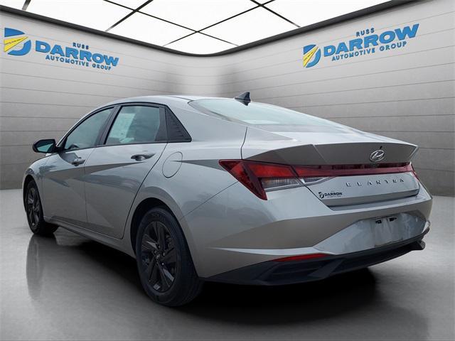 Photo of 2022 Shimmering Silver Pearl Hyundai ELANTRA