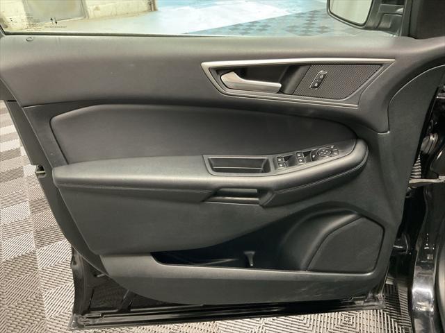 Photo of 2022 Black Metallic Ford Edge