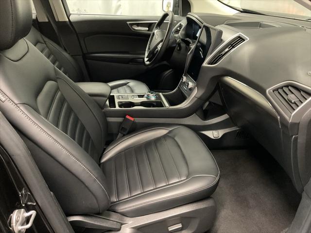 Photo of 2022 Black Metallic Ford Edge