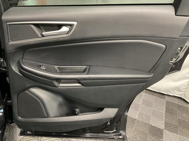 Photo of 2022 Black Metallic Ford Edge