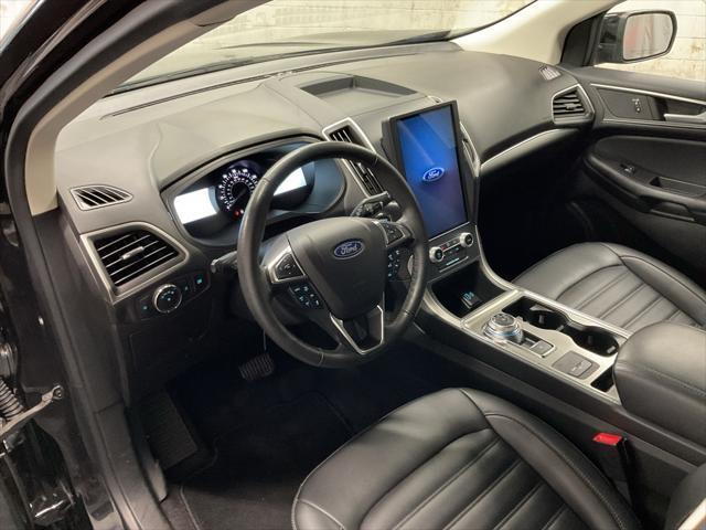 Photo of 2022 Black Metallic Ford Edge