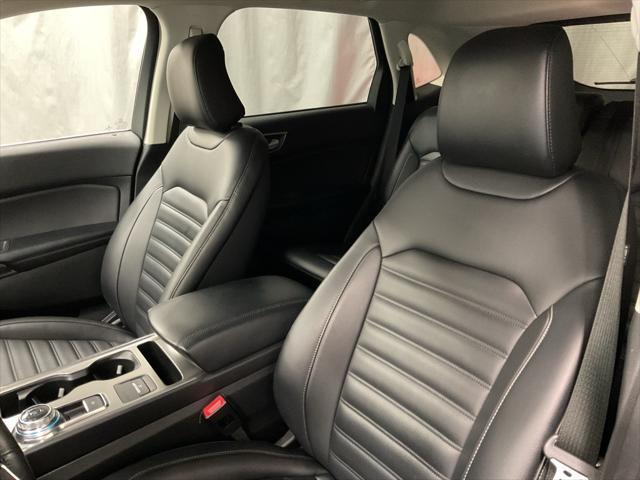 Photo of 2022 Black Metallic Ford Edge