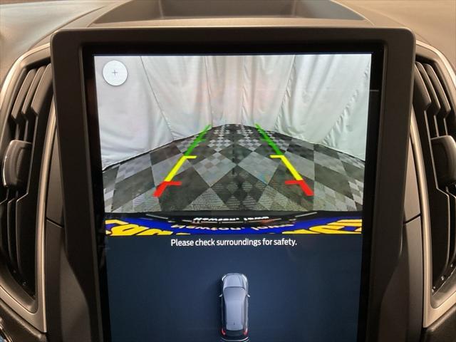 Photo of 2022 Black Metallic Ford Edge