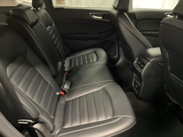 Photo of 2022 Black Metallic Ford Edge