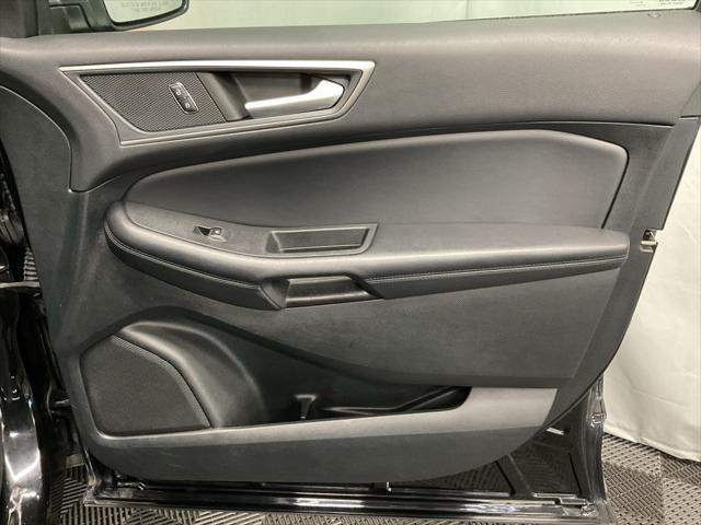 Photo of 2022 Black Metallic Ford Edge