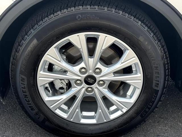 Photo of 2024 Iconic Silver Metallic Ford Escape