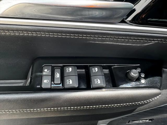 Photo of 2023 Diamond Black Crystal Pearlcoat Jeep Wagoneer L