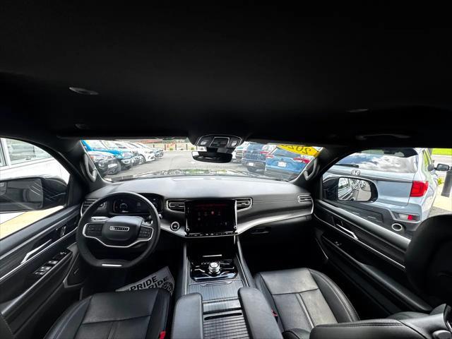 Photo of 2023 Diamond Black Crystal Pearlcoat Jeep Wagoneer L