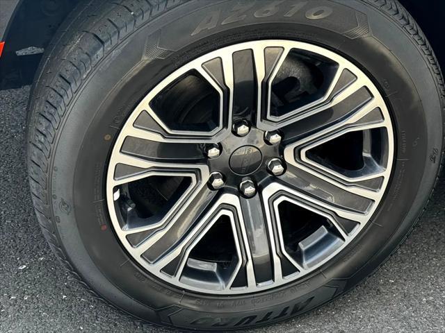 Photo of 2023 Diamond Black Crystal Pearlcoat Jeep Wagoneer L