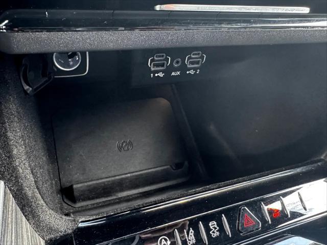 Photo of 2023 Diamond Black Crystal Pearlcoat Jeep Wagoneer L