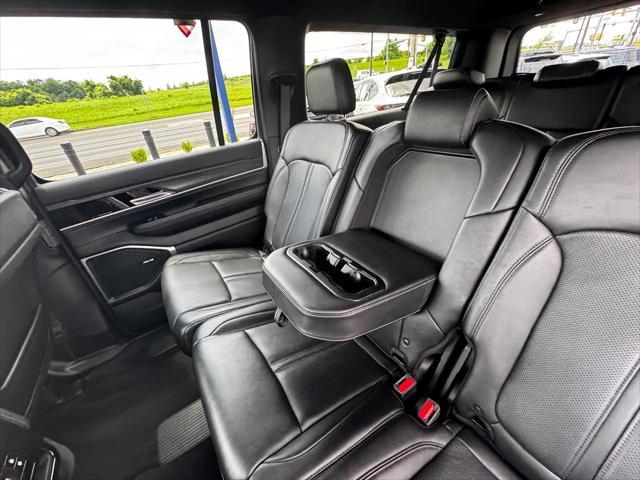 Photo of 2023 Diamond Black Crystal Pearlcoat Jeep Wagoneer L
