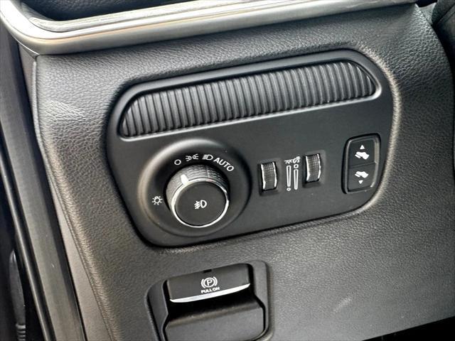 Photo of 2023 Diamond Black Crystal Pearlcoat Jeep Wagoneer L