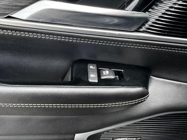 Photo of 2023 Diamond Black Crystal Pearlcoat Jeep Wagoneer L