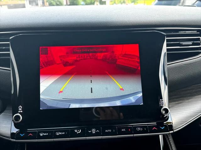 Photo of 2023 Diamond Black Crystal Pearlcoat Jeep Wagoneer L