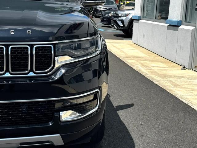 Photo of 2023 Diamond Black Crystal Pearlcoat Jeep Wagoneer L