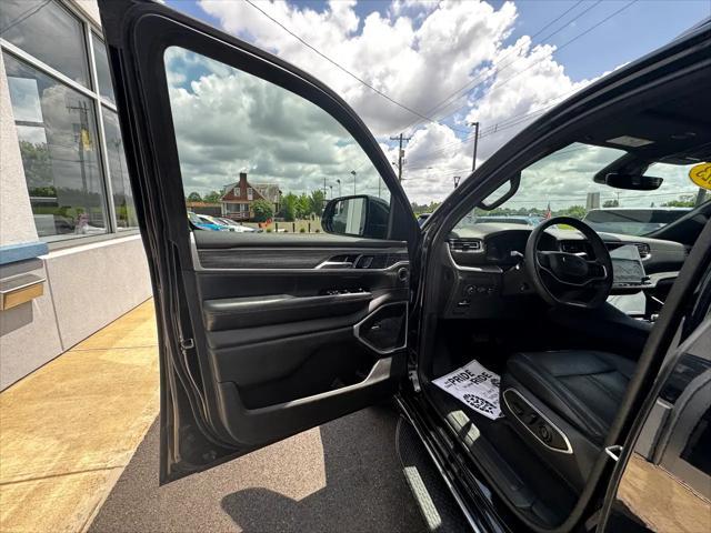 Photo of 2023 Diamond Black Crystal Pearlcoat Jeep Wagoneer L