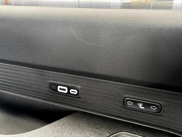 Photo of 2023 Diamond Black Crystal Pearlcoat Jeep Wagoneer L