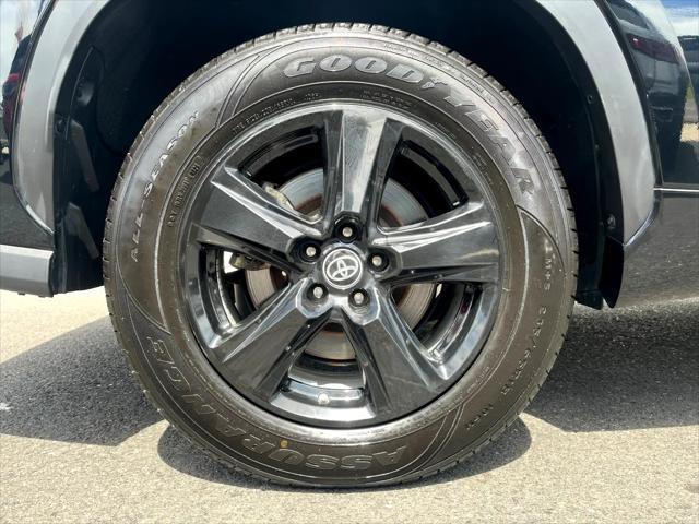 Photo of 2023 Midnight Black Metallic Toyota Highlander
