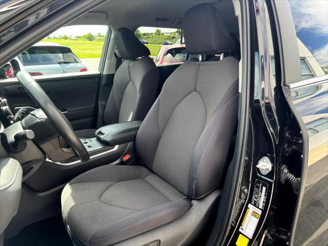 Photo of 2023 Midnight Black Metallic Toyota Highlander