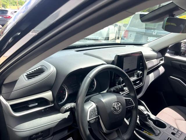 Photo of 2023 Midnight Black Metallic Toyota Highlander