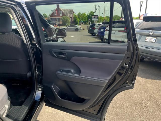Photo of 2023 Midnight Black Metallic Toyota Highlander