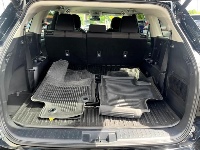 Photo of 2023 Midnight Black Metallic Toyota Highlander