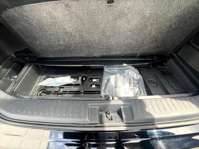 Photo of 2023 Midnight Black Metallic Toyota Highlander