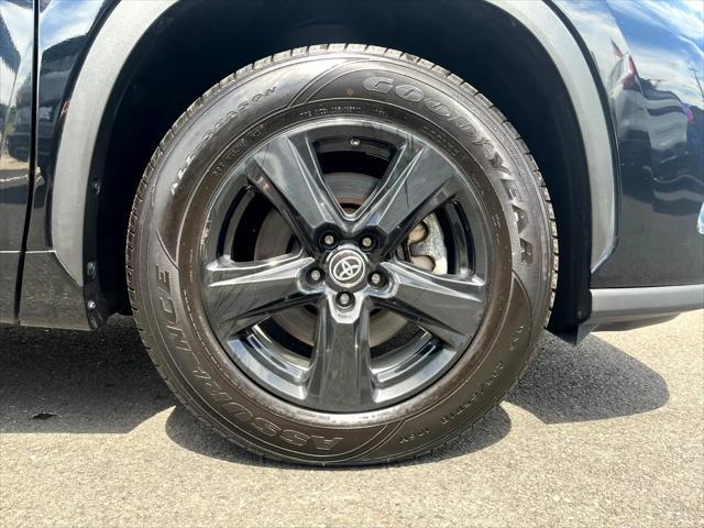 Photo of 2023 Midnight Black Metallic Toyota Highlander