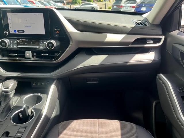 Photo of 2023 Midnight Black Metallic Toyota Highlander