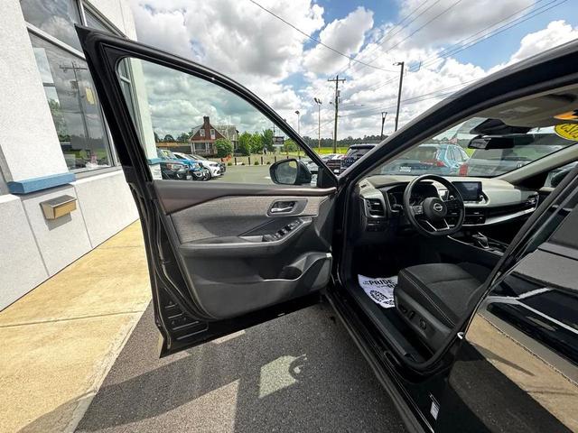 Photo of 2023 Super Black Nissan Rogue