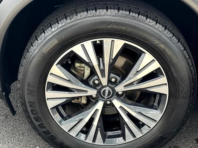 Photo of 2023 Super Black Nissan Rogue