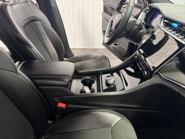 Photo of 2024 Diamond Black Crystal Pearlcoat Jeep Grand Cherokee L
