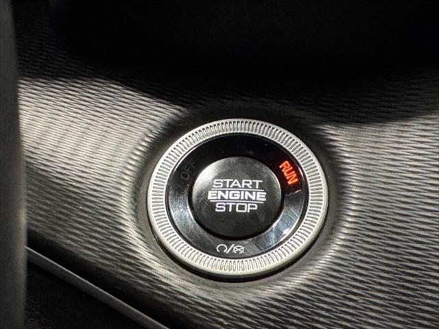Photo of 2024 Diamond Black Crystal Pearlcoat Jeep Grand Cherokee L