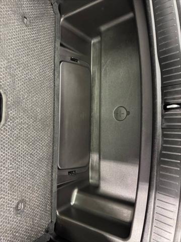 Photo of 2024 Diamond Black Crystal Pearlcoat Jeep Grand Cherokee L