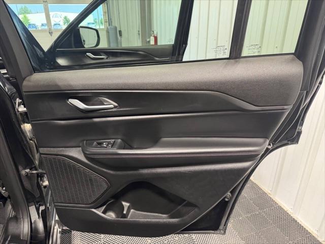 Photo of 2024 Diamond Black Crystal Pearlcoat Jeep Grand Cherokee L
