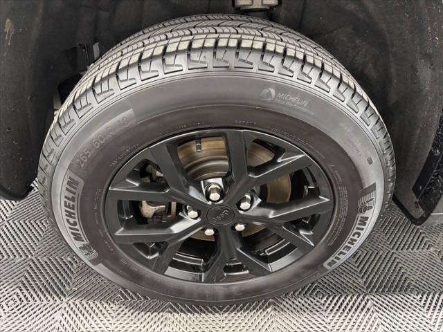 Photo of 2024 Diamond Black Crystal Pearlcoat Jeep Grand Cherokee L