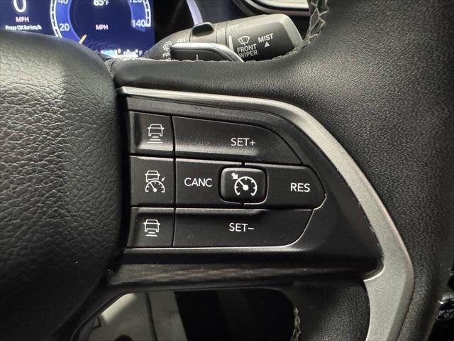 Photo of 2024 Diamond Black Crystal Pearlcoat Jeep Grand Cherokee L