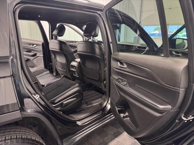 Photo of 2024 Diamond Black Crystal Pearlcoat Jeep Grand Cherokee L