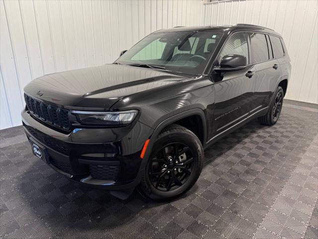 Photo of 2024 Diamond Black Crystal Pearlcoat Jeep Grand Cherokee L