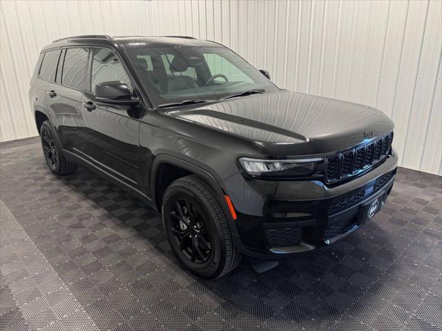 Photo of 2024 Diamond Black Crystal Pearlcoat Jeep Grand Cherokee L