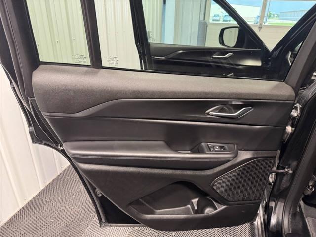 Photo of 2024 Diamond Black Crystal Pearlcoat Jeep Grand Cherokee L