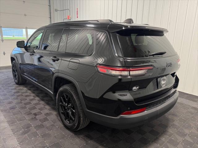 Photo of 2024 Diamond Black Crystal Pearlcoat Jeep Grand Cherokee L