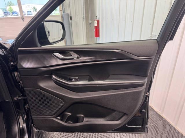 Photo of 2024 Diamond Black Crystal Pearlcoat Jeep Grand Cherokee L