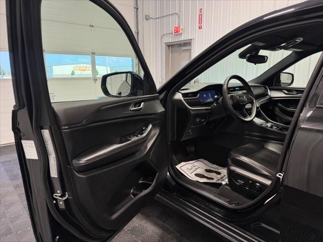Photo of 2024 Diamond Black Crystal Pearlcoat Jeep Grand Cherokee L