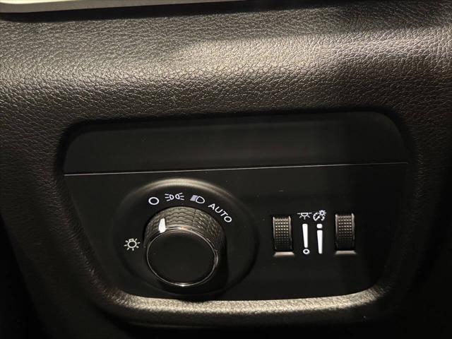 Photo of 2024 Diamond Black Crystal Pearlcoat Jeep Grand Cherokee L