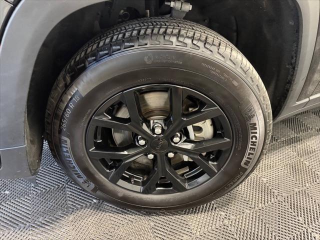 Photo of 2024 Diamond Black Crystal Pearlcoat Jeep Grand Cherokee L